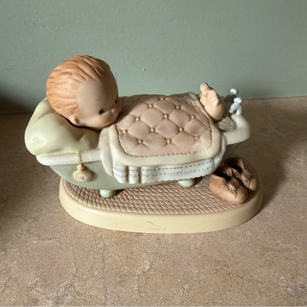 MOY -Mabel Lucie Attwell Collection "I'm as Comfy as Can Be" 1991 Enesco Corp